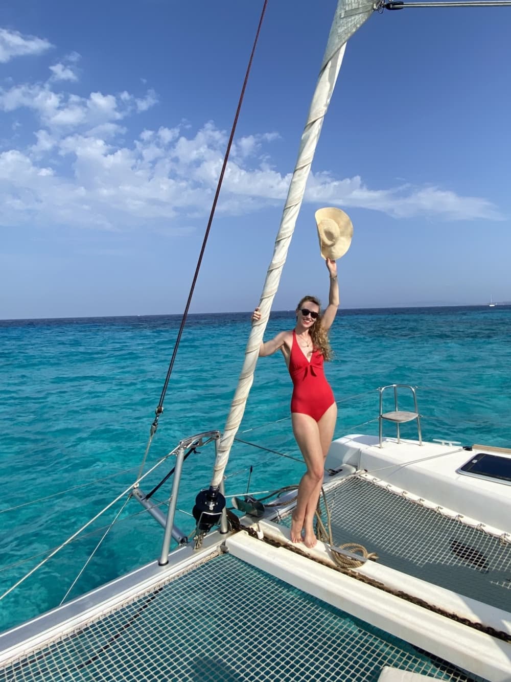 Passez 8 heures à naviguer autour d'Ibiza en catamaran.