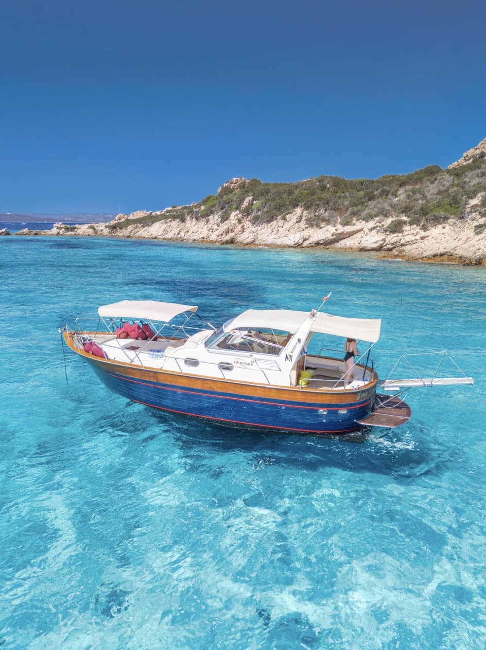 Scopri le coste de La Maddalena: un'escursione completa di un giorno a bordo di un motoscafo.