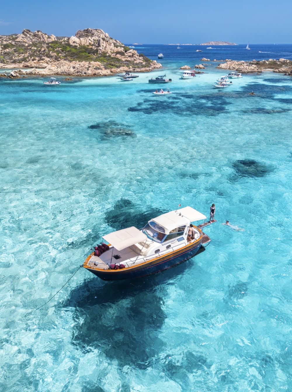 Scopri le coste de La Maddalena: un'escursione completa di un giorno a bordo di un motoscafo.