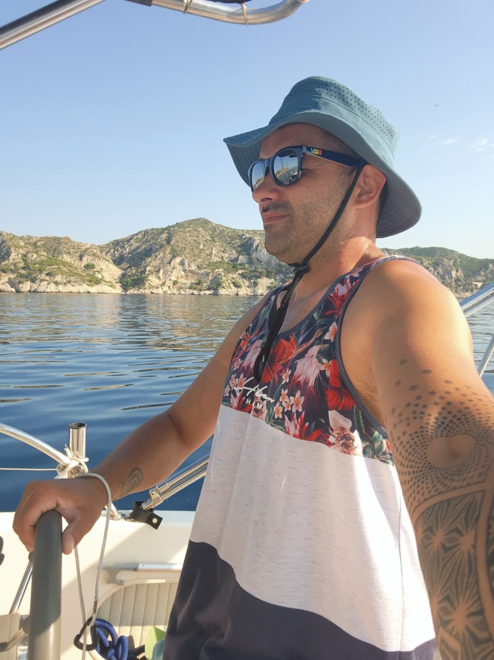 A full day of magic in Ensuès-la-Redonne on a motorboat