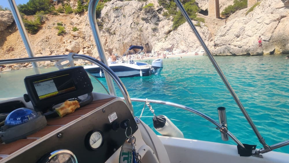 A full day of magic in Ensuès-la-Redonne on a motorboat