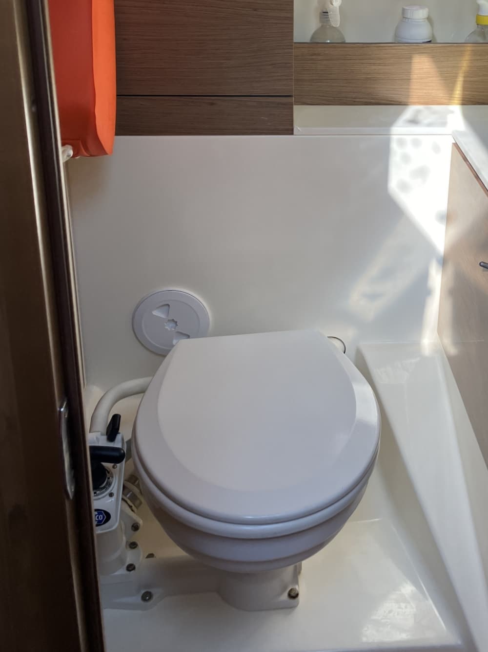 Mer, amour et soleil : une journée riche en émotions à bord d'un bateau à moteur