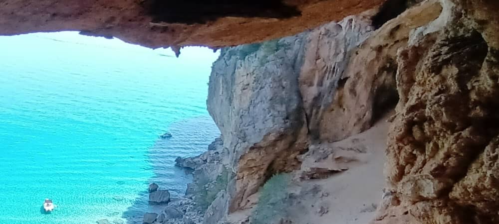 Scopri Santa Maria Navarrese con un'escursione di un'intera giornata in motoscafo.