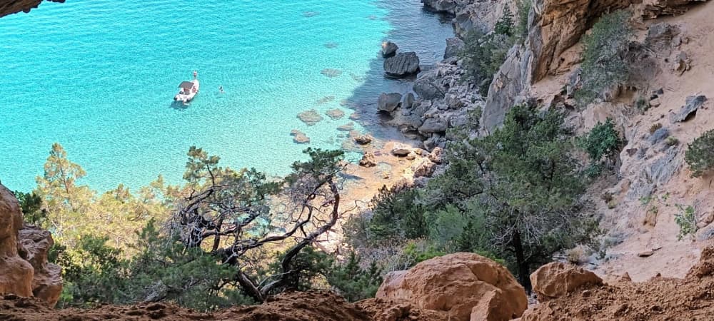 Scopri Santa Maria Navarrese con un'escursione di un'intera giornata in motoscafo.