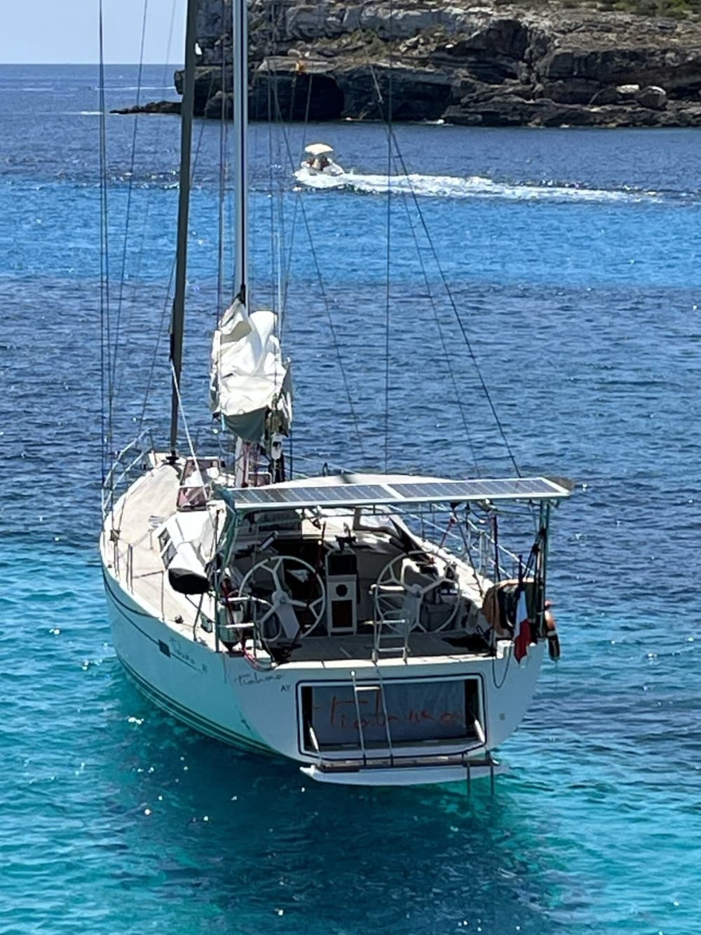Goditi un'intera giornata di navigazione ad Atene a bordo di una barca a vela.