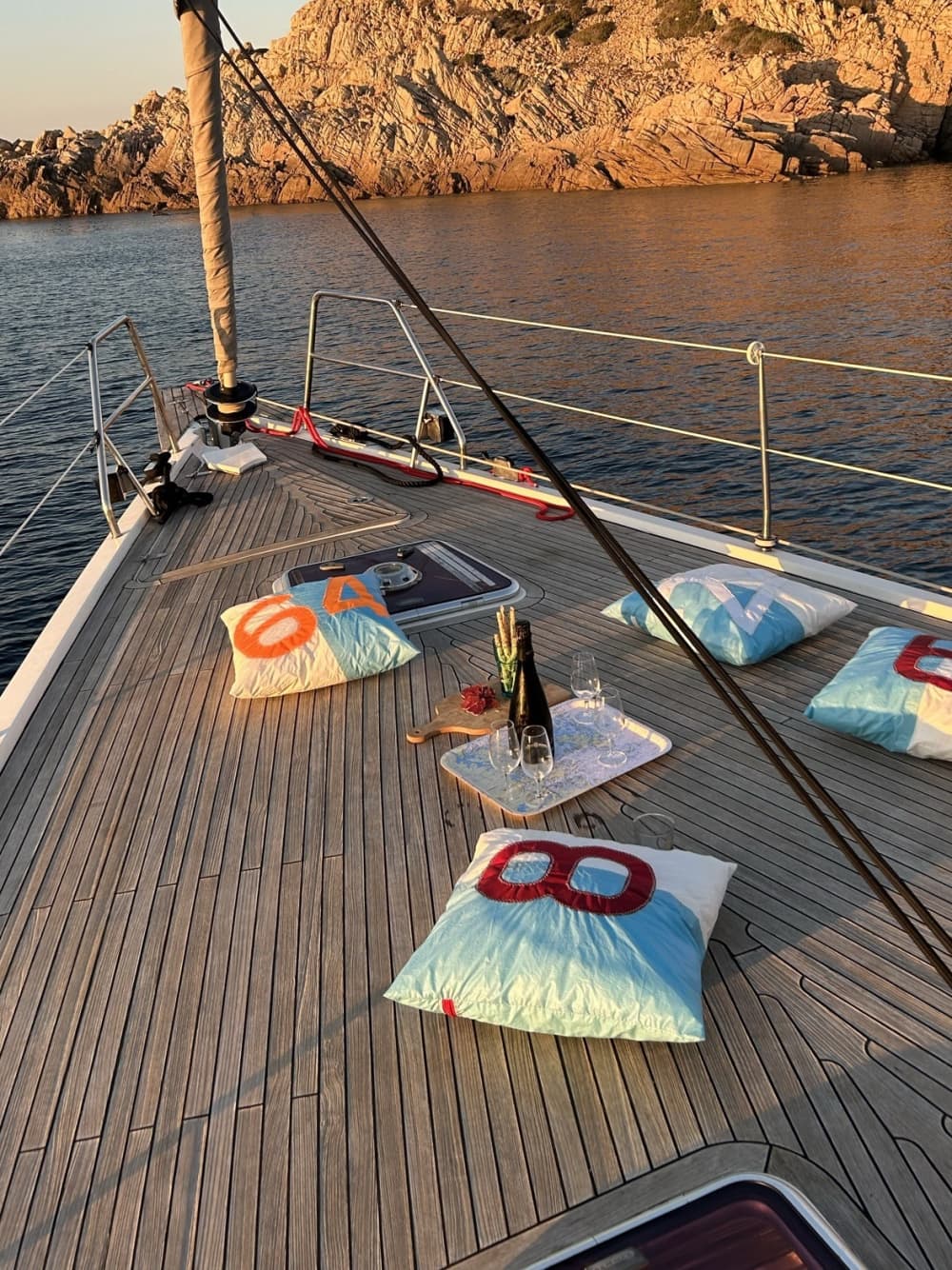 Goditi un'intera giornata di navigazione ad Atene a bordo di una barca a vela.