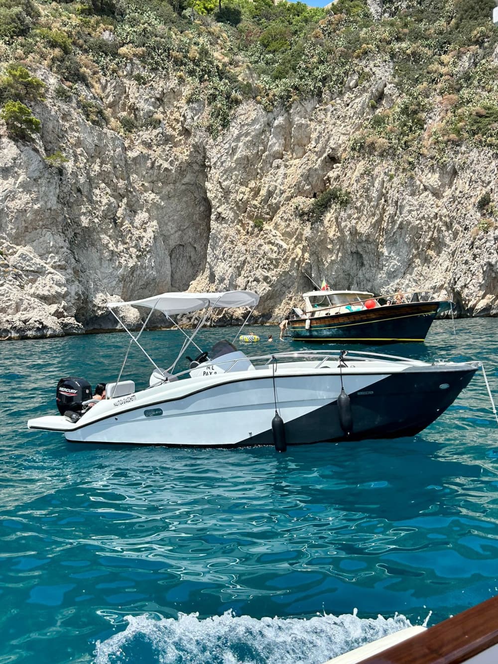 Capri depuis la mer : croisière privée d'une journée au départ d'Amalfi
