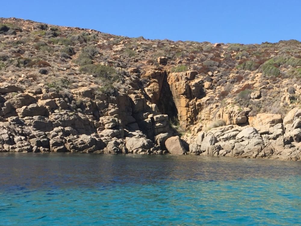 Odkryj wybrzeże Calvi: jednodniowa wycieczka na pokładzie łodzi motorowej