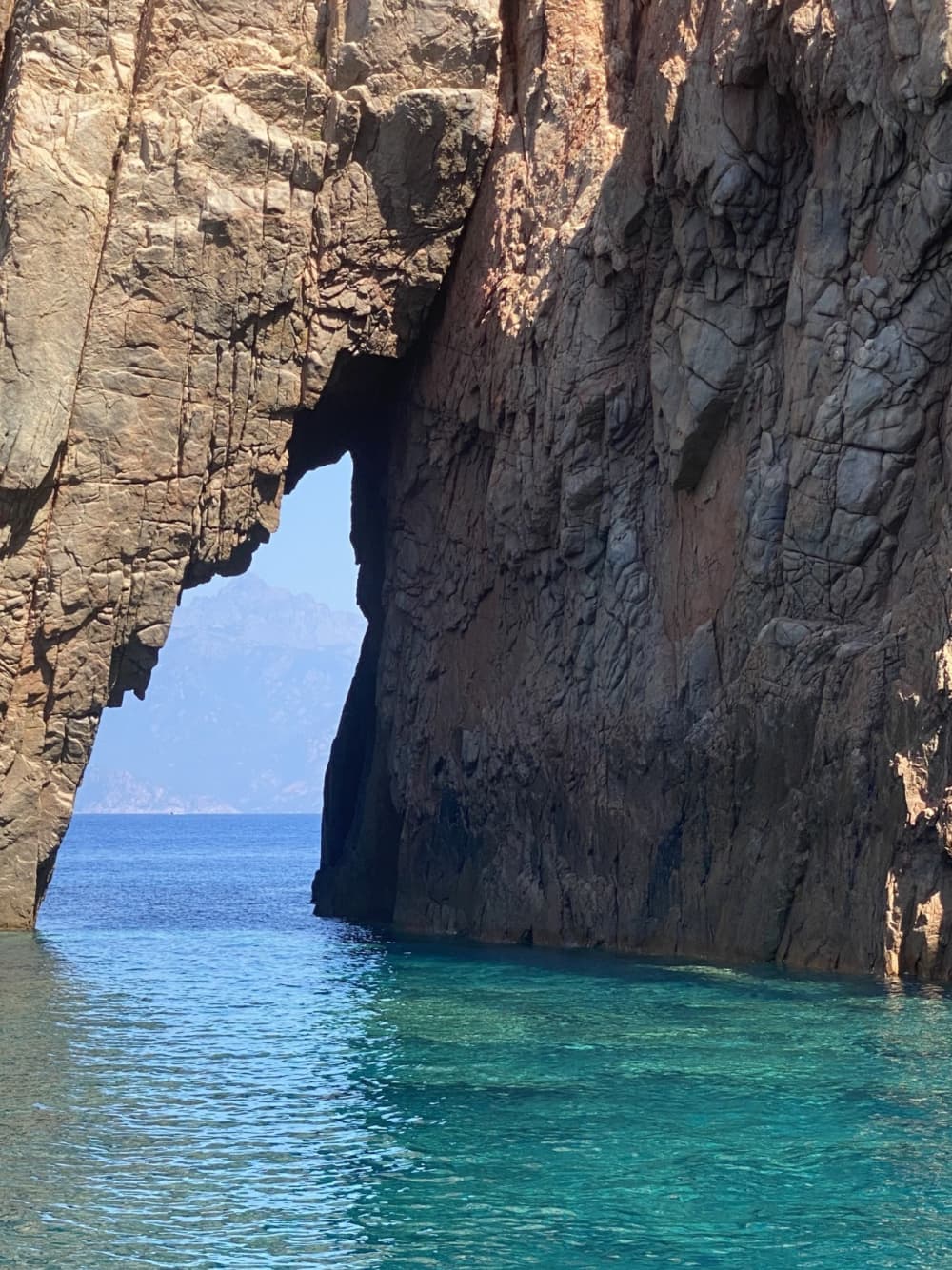 Odkryj wybrzeże Calvi: jednodniowa wycieczka na pokładzie łodzi motorowej