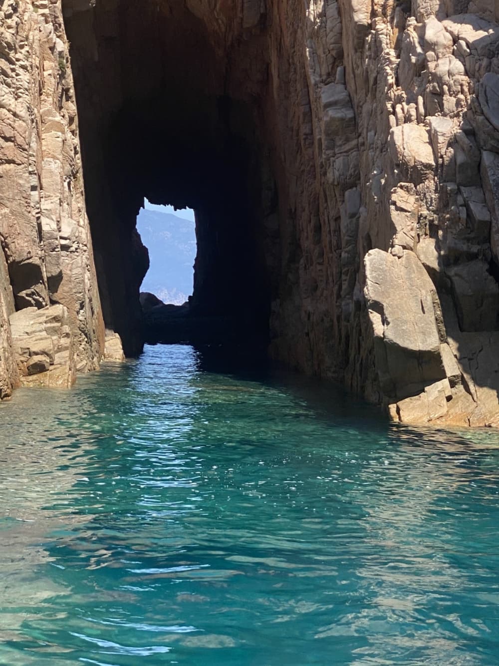 Odkryj wybrzeże Calvi: jednodniowa wycieczka na pokładzie łodzi motorowej