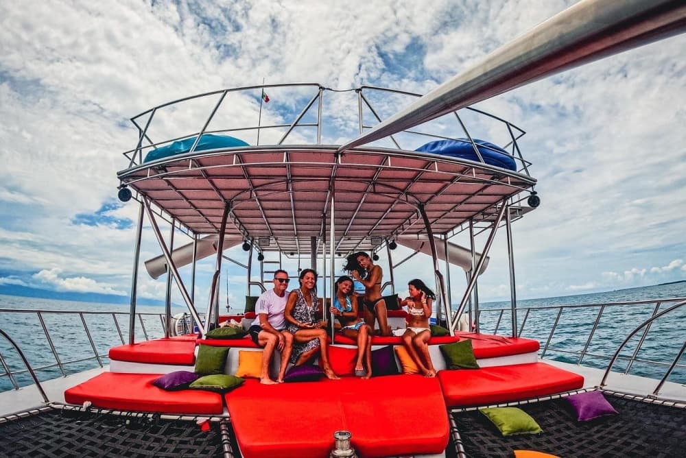 Alquiler de Yate Privado ChicaFUN 3 Toboganes Todo Incluido