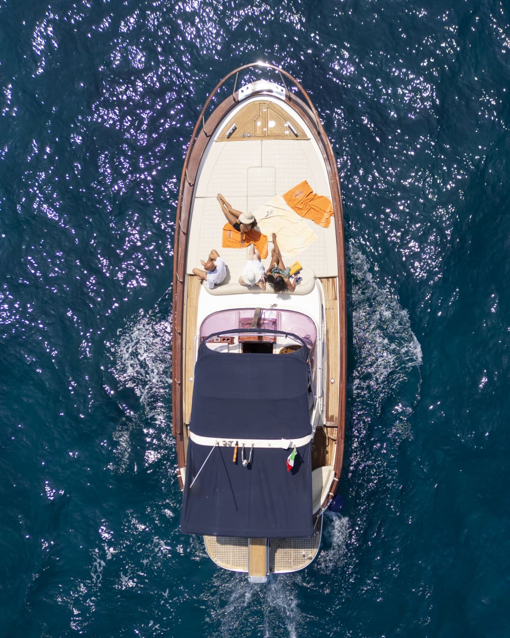 Intera giornata a Capri via mare: scogliere iconiche, grotte e l'atmosfera della Dolce Vita