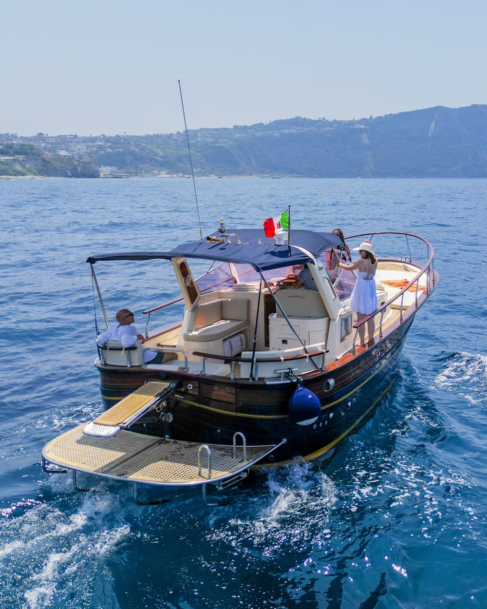 Intera giornata a Capri via mare: scogliere iconiche, grotte e l'atmosfera della Dolce Vita