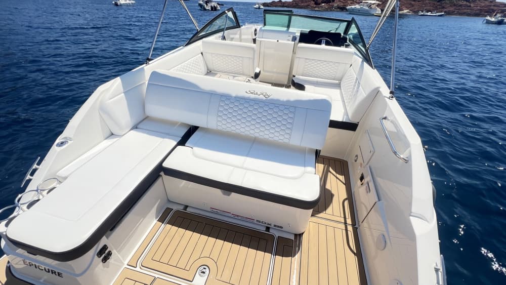 Geniet 3 uur en 45 minuten van de zon op een motorboot in Saint-Raphaël.