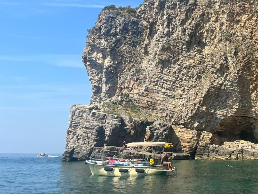 Esplora Budva in barca: una giornata intera sull'acqua a bordo di un motoscafo.