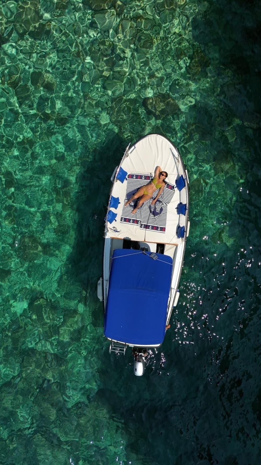 Esplora Budva in barca: una giornata intera sull'acqua a bordo di un motoscafo.