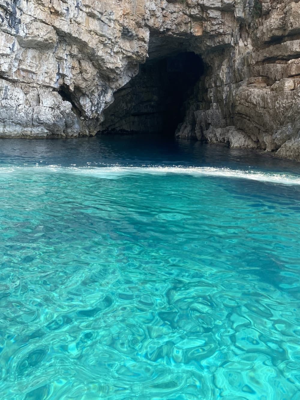 Budva'yı tekneyle keşfedin: Motorlu bir tekneyle suda dolu dolu bir gün geçirin.