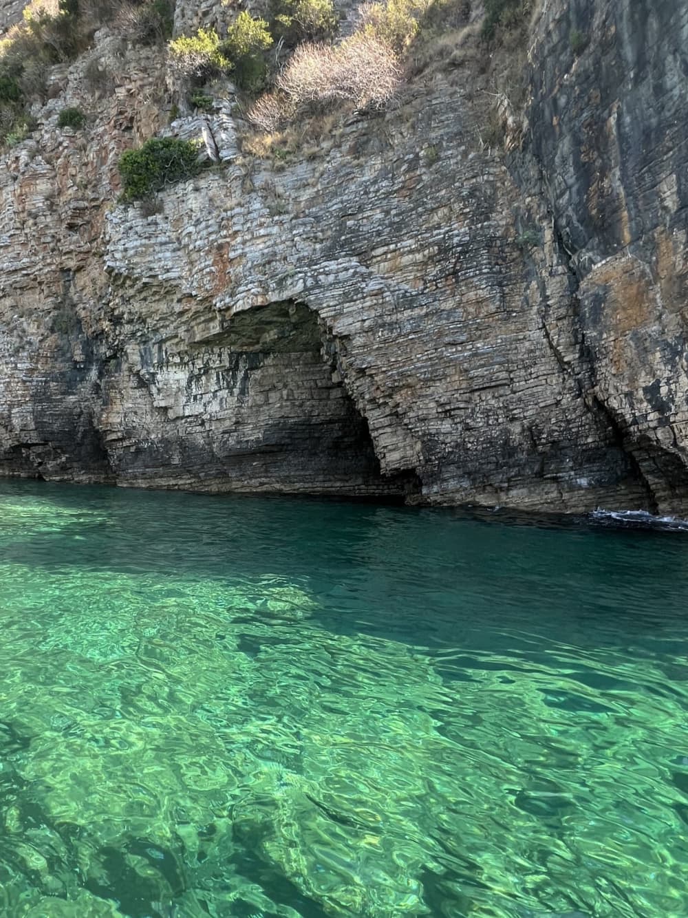 Esplora Budva in barca: una giornata intera sull'acqua a bordo di un motoscafo.