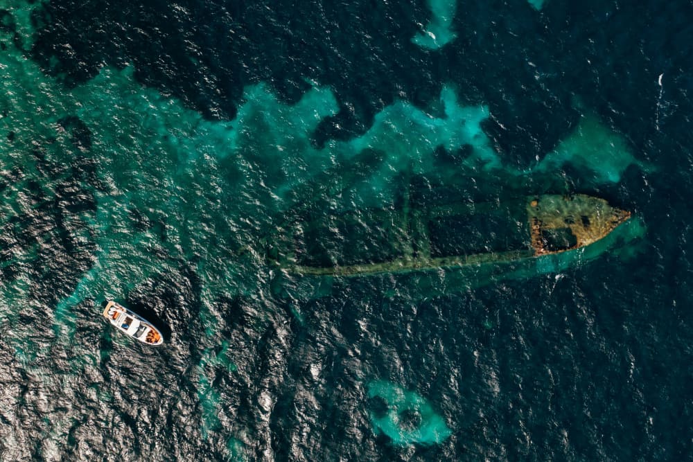 Ολοήμερη περιπέτεια στο Ντούγκι Ότοκ – Ναυάγια, Θαλάσσιες σπηλιές και μαγεία νησιού