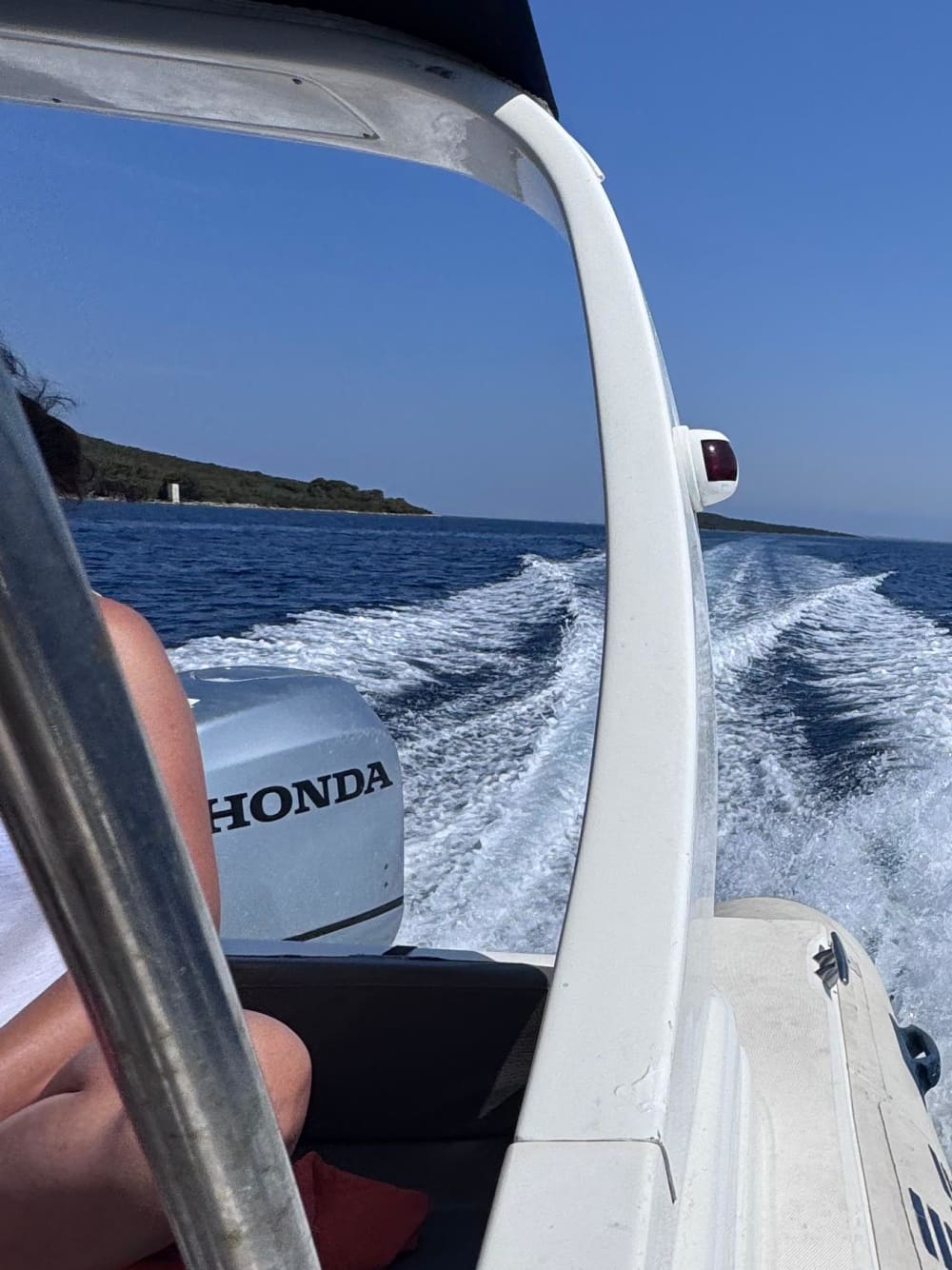 Ολοήμερη περιπέτεια στο Ντούγκι Ότοκ – Ναυάγια, Θαλάσσιες σπηλιές και μαγεία νησιού