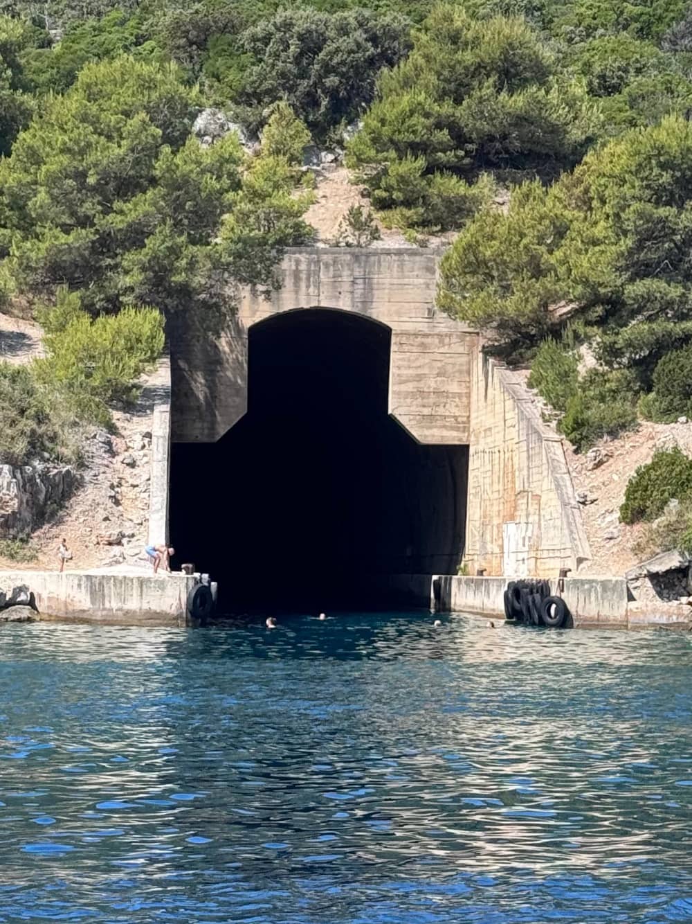 Ολοήμερη περιπέτεια στο Ντούγκι Ότοκ – Ναυάγια, Θαλάσσιες σπηλιές και μαγεία νησιού