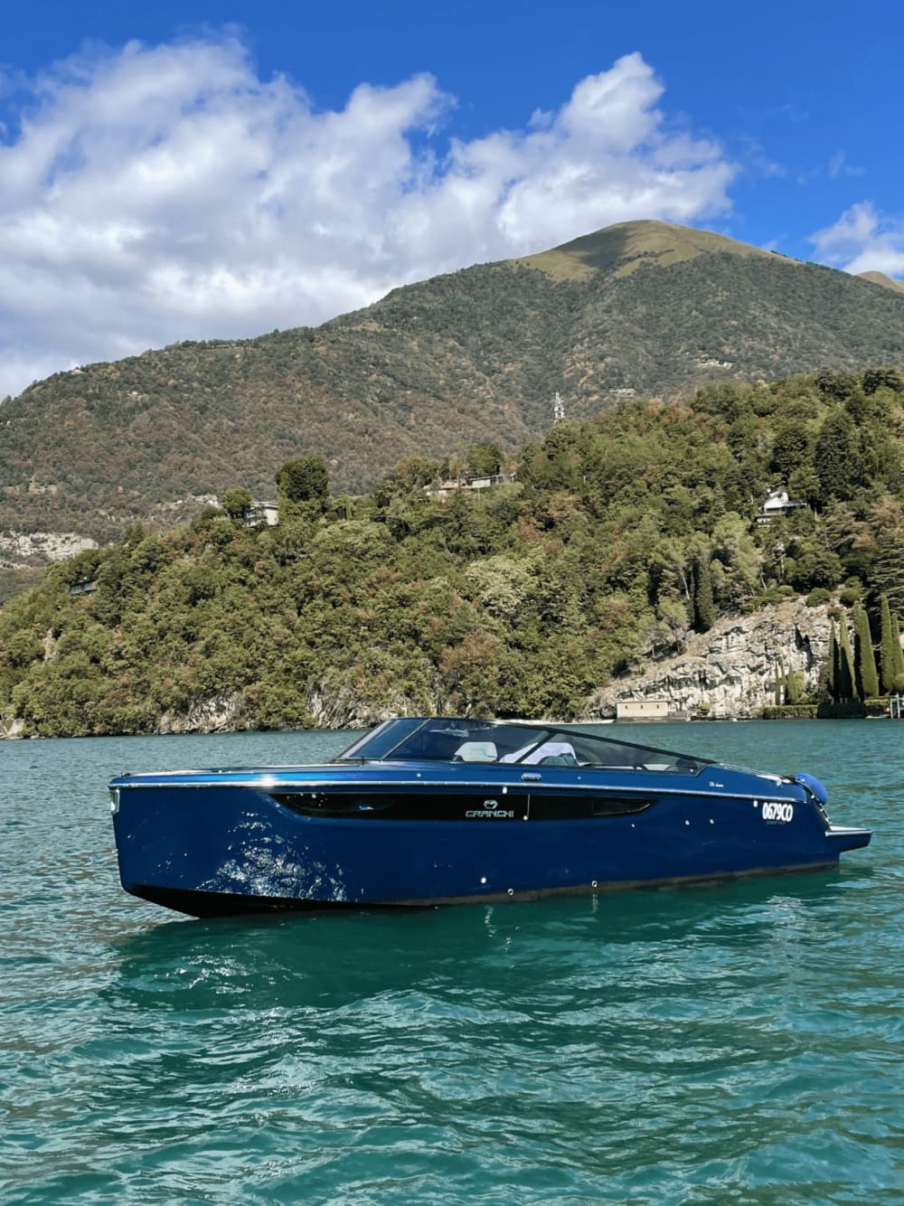 Noleggia una barca a motore per 3 ore e mezza di divertimento.