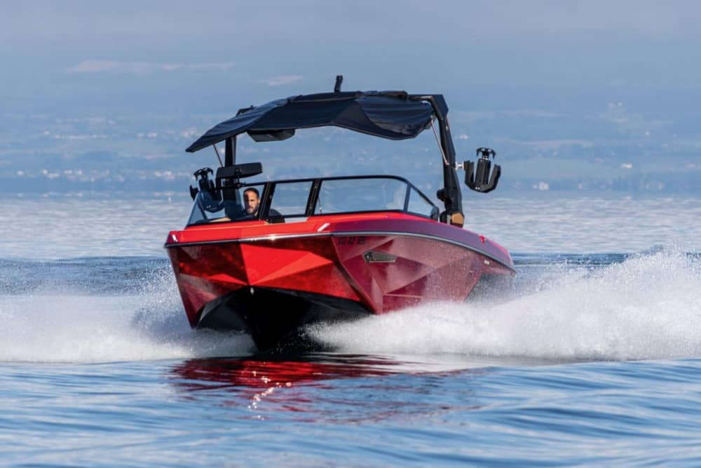 Aluguel de lancha com capitão por hora em Genebra