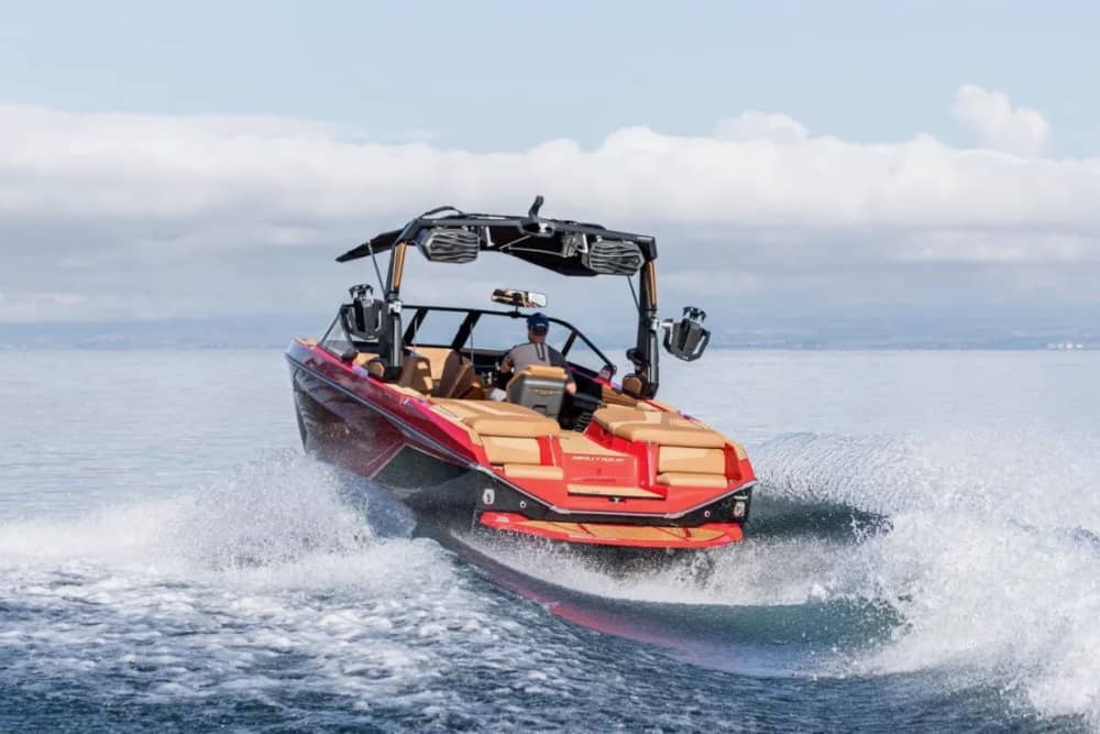 Aluguel de lancha com capitão por hora em Genebra