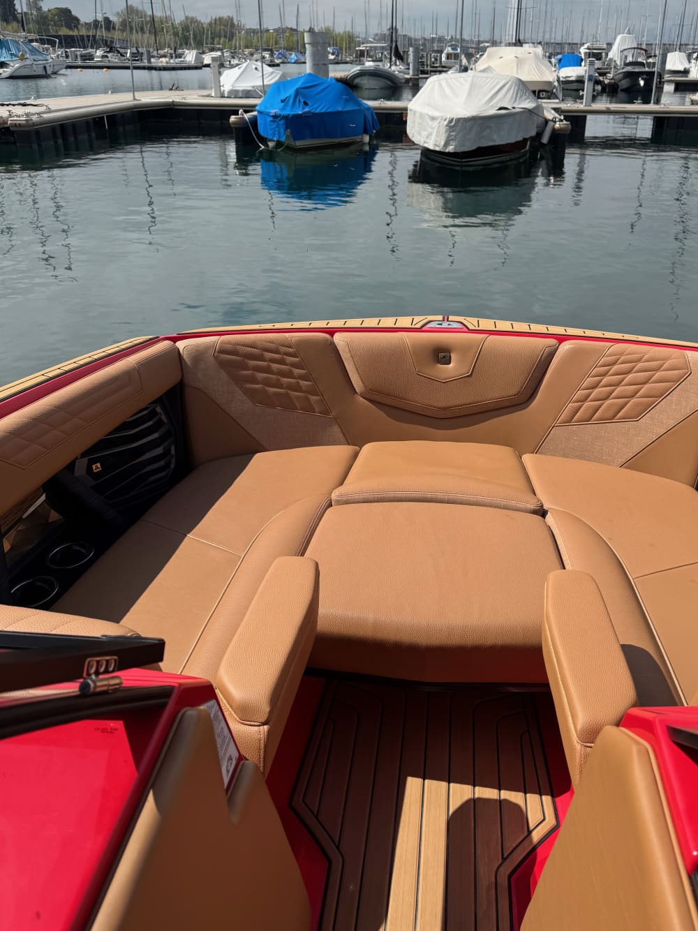 Aluguel de lancha com capitão por hora em Genebra