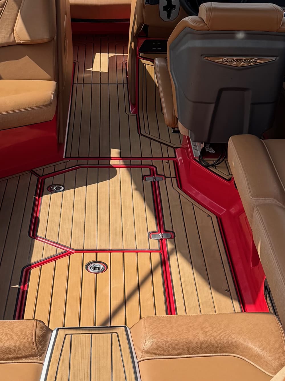 Aluguel de lancha com capitão por hora em Genebra