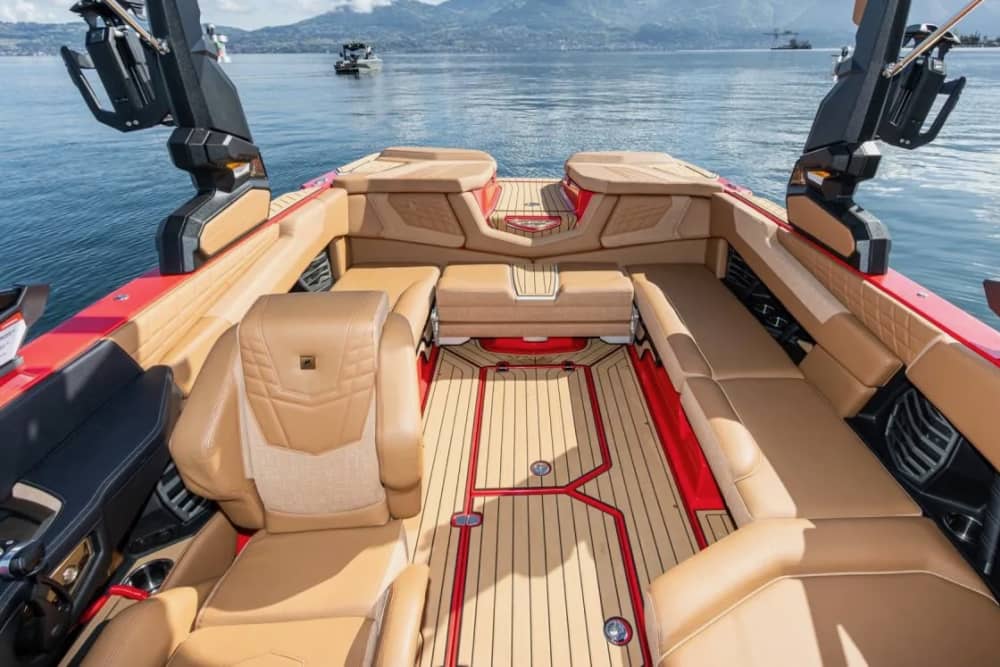 Aluguel de lancha com capitão por hora em Genebra