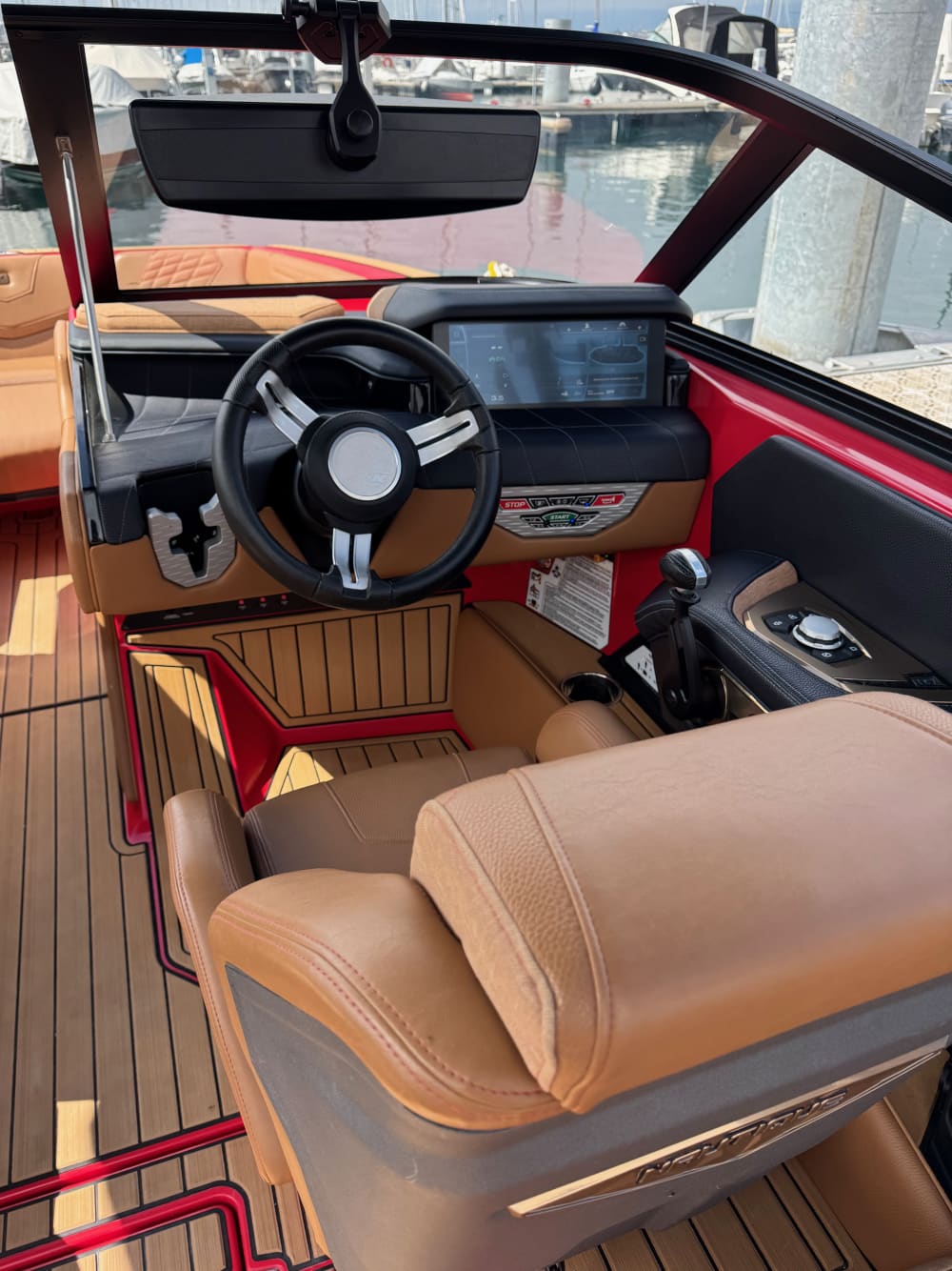 Aluguel de lancha com capitão por hora em Genebra