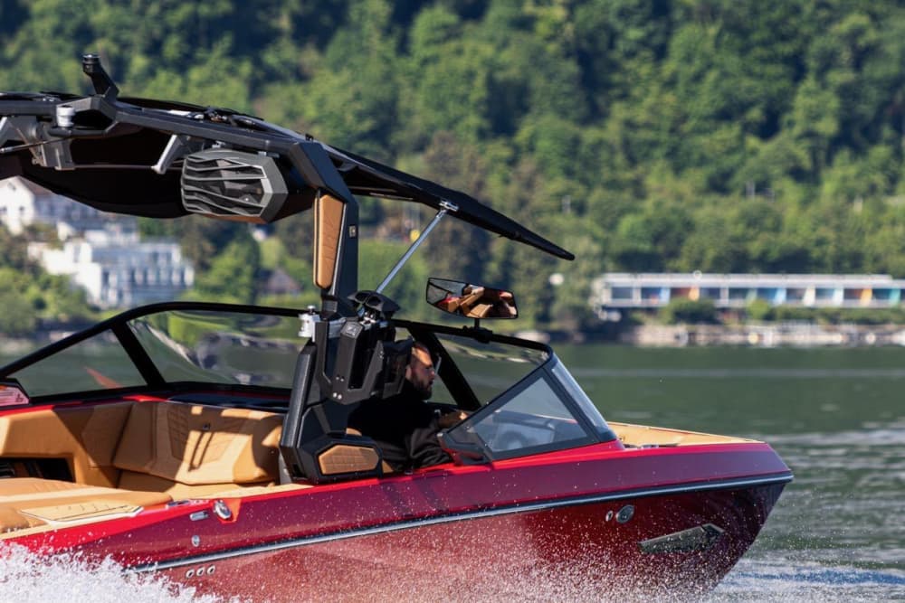 Aluguel de lancha com capitão por hora em Genebra