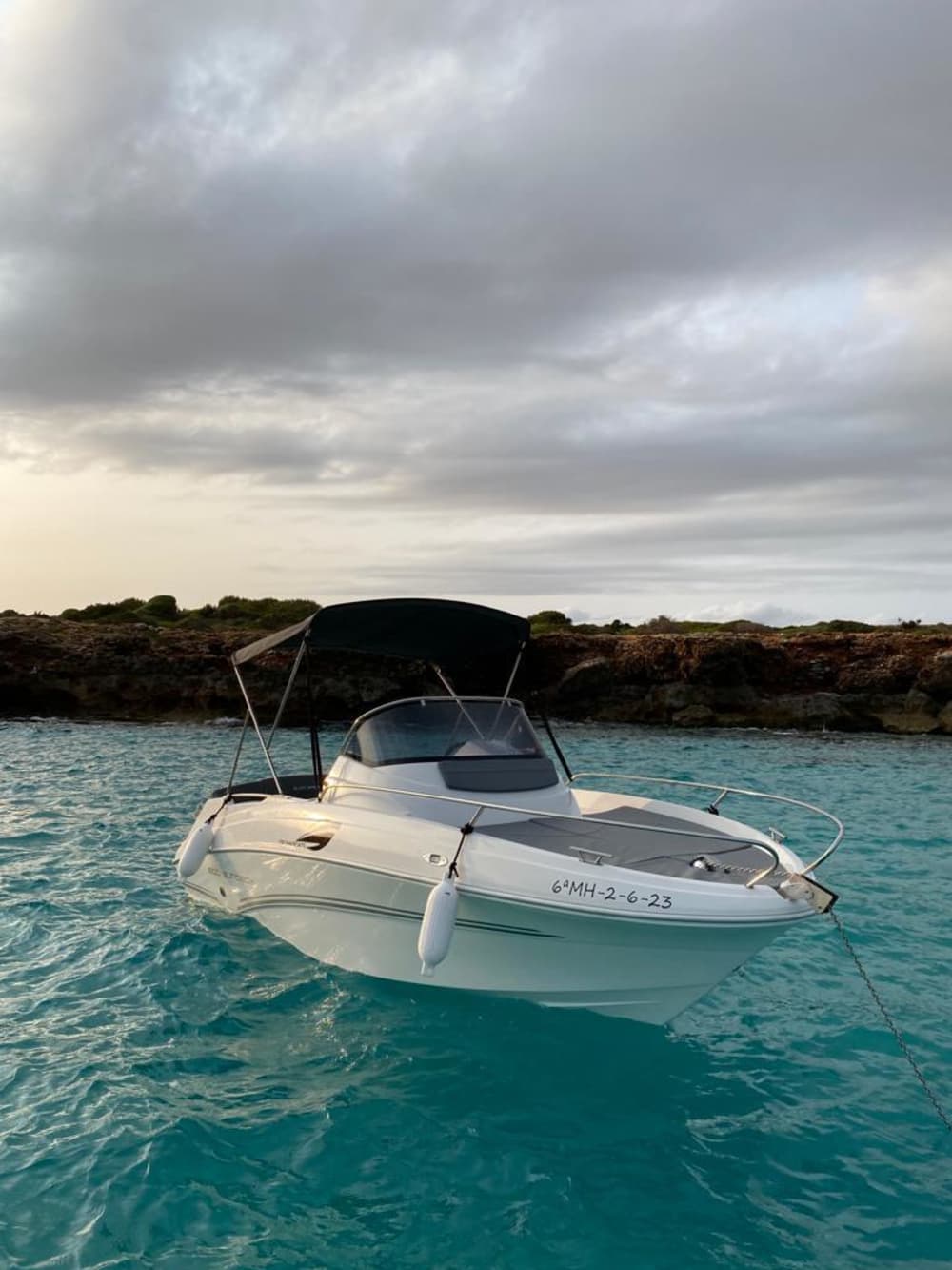 8 ore di sole e acque turchesi intorno alla Ciutadella di Minorca