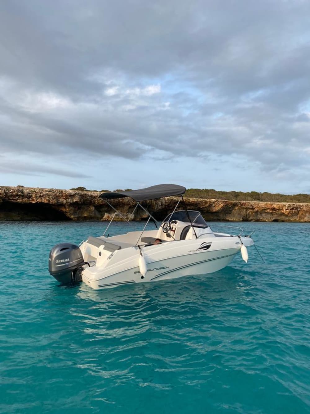 8 ore di sole e acque turchesi intorno alla Ciutadella di Minorca