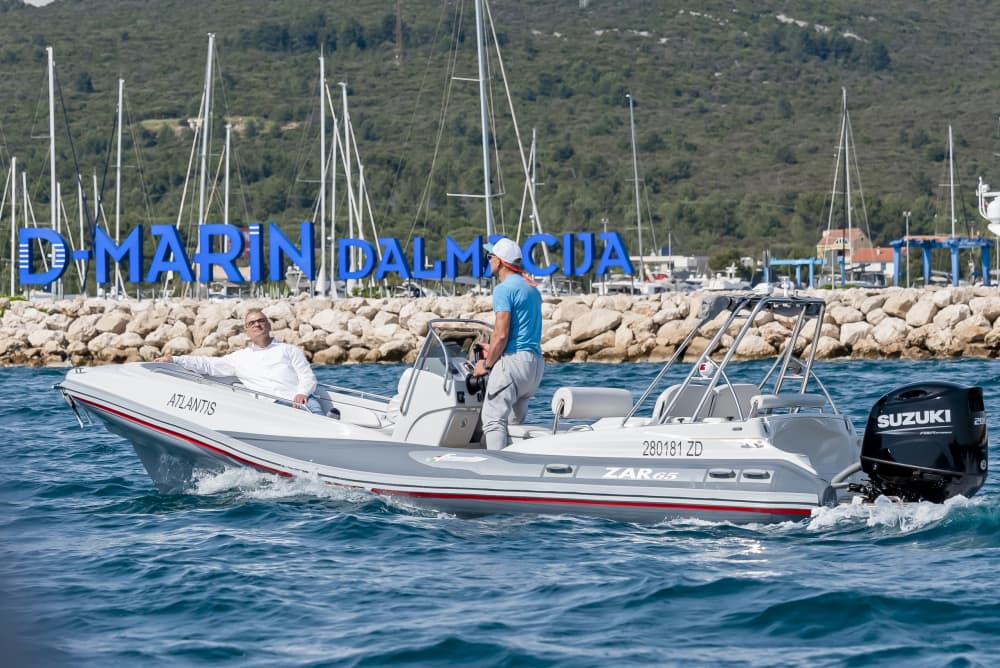 Tu día en Sukošan: Alquila una lancha motora para un día completo de descubrimiento.