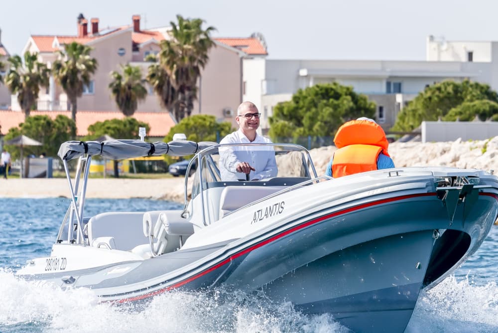 Tu día en Sukošan: Alquila una lancha motora para un día completo de descubrimiento.