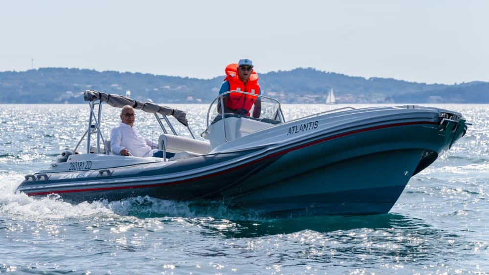 Tu día en Sukošan: Alquila una lancha motora para un día completo de descubrimiento.