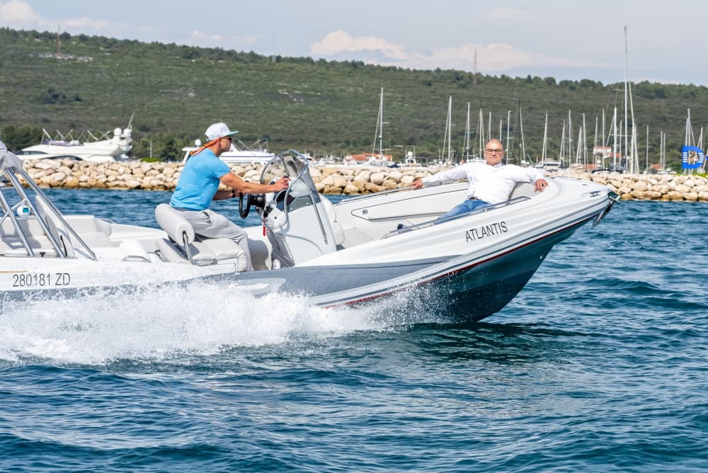 Tu día en Sukošan: Alquila una lancha motora para un día completo de descubrimiento.