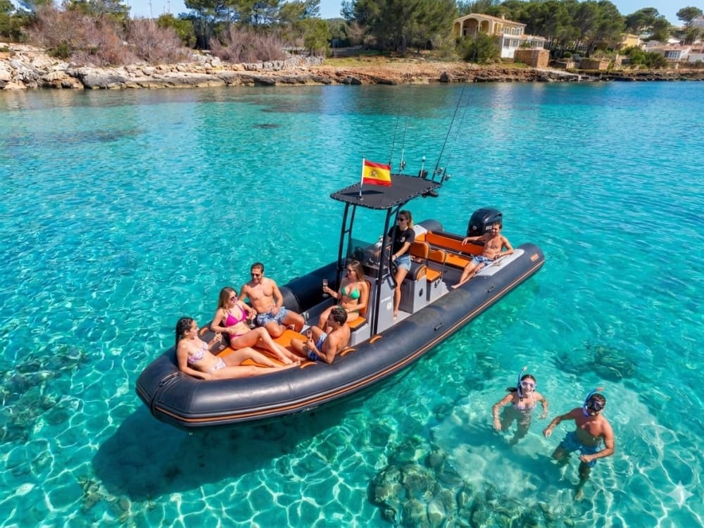 Entspannen Sie sich 4 Stunden lang auf einem Motorboot in Pollença.