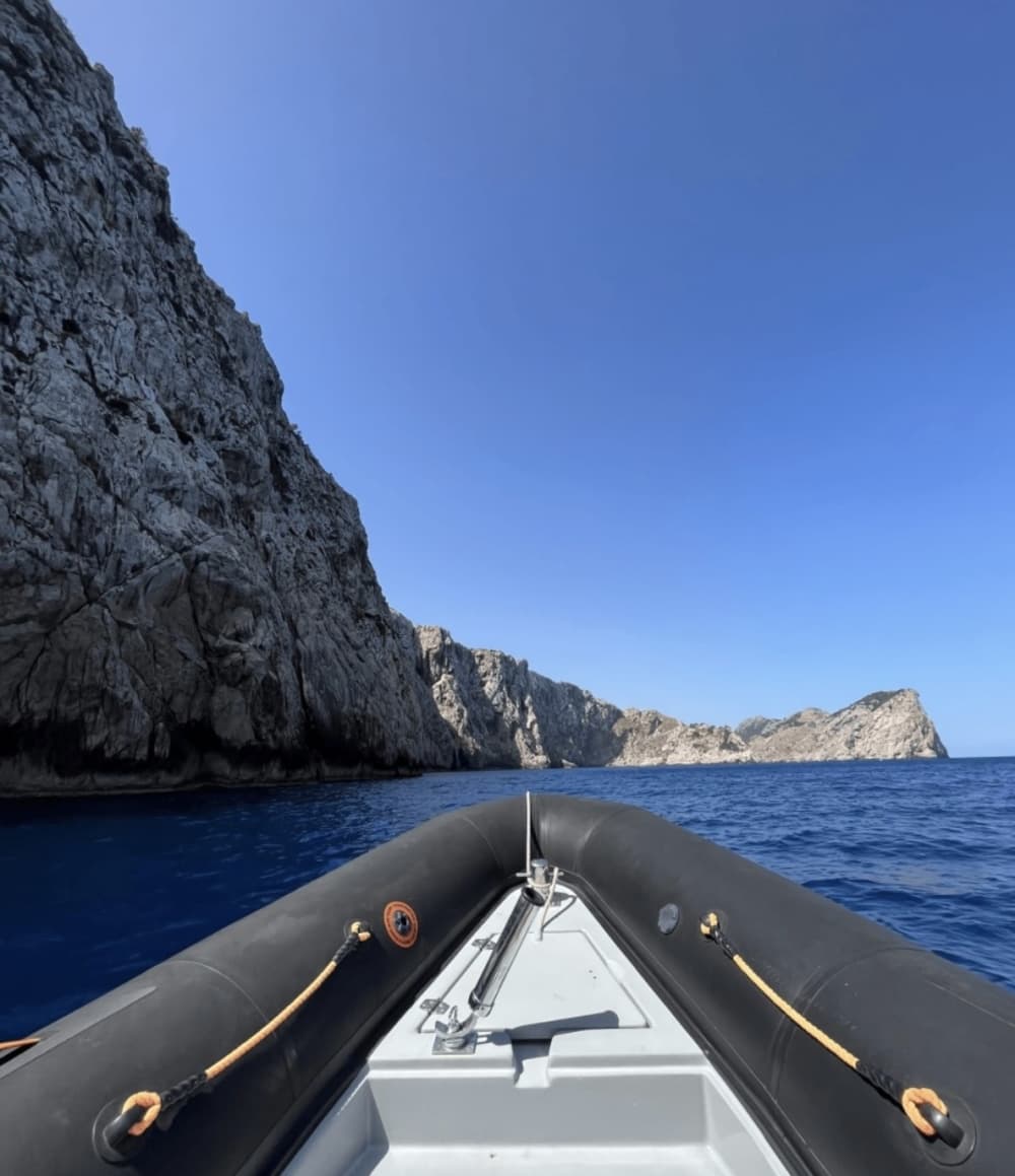 Entspannen Sie sich 4 Stunden lang auf einem Motorboot in Pollença.