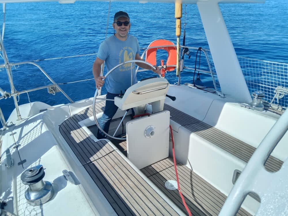 Discover Hyères on a full-day sailboat trip