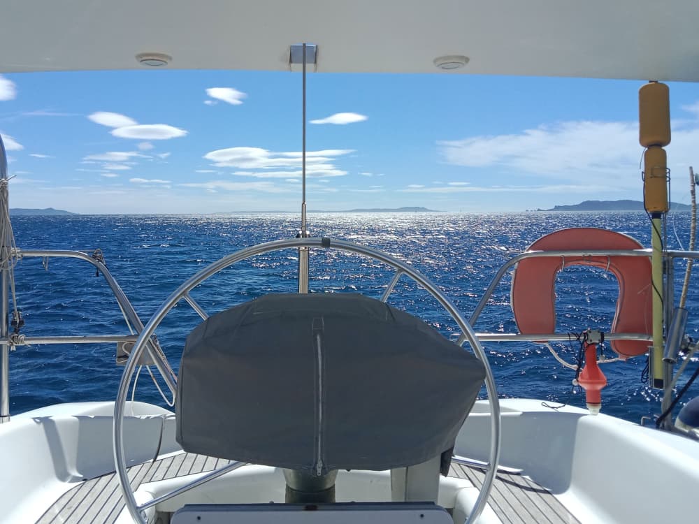 Hyères'i tam günlük bir yelkenli turuyla keşfedin.
