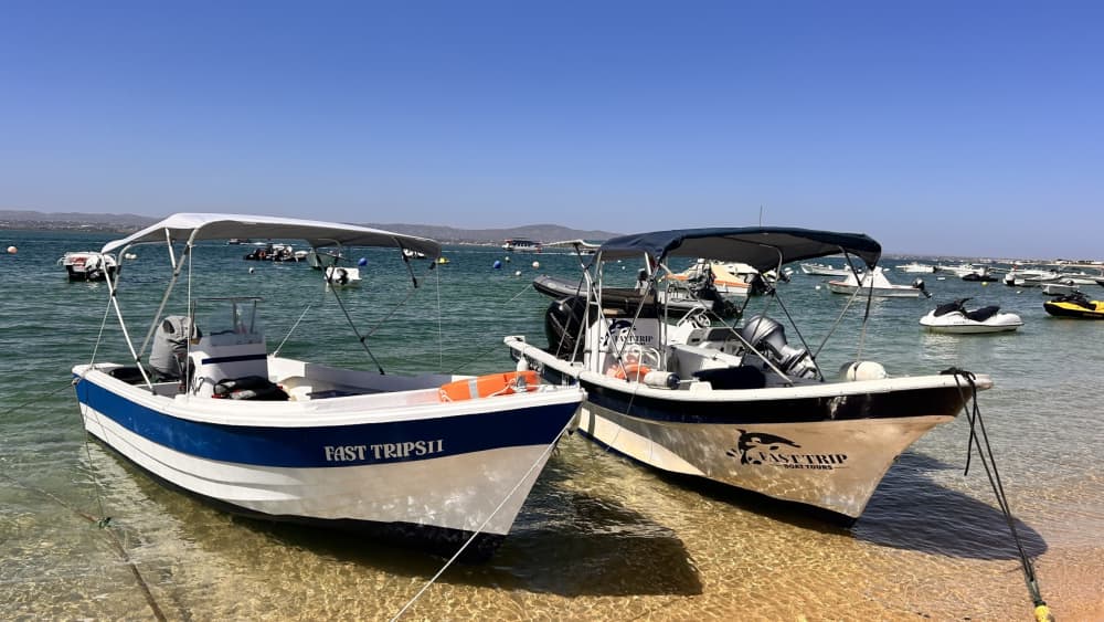 Noleggia una barca a motore per 2 ore di divertimento.