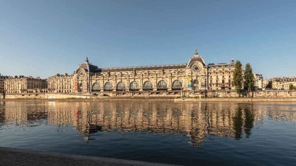 Erkunden Sie Paris in einem halben Tag: Mieten Sie ein Motorboot für 4 Stunden