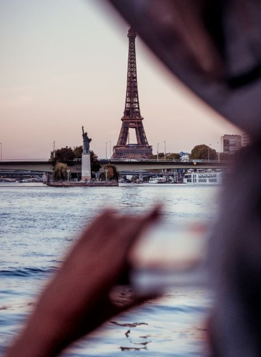 Explorez Paris en une demi-journée : louez un bateau à moteur pour 4 h