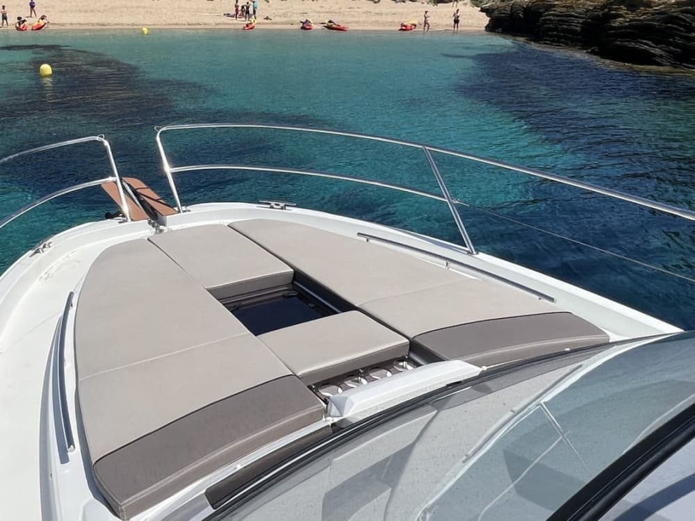 Ervaar Menorca – snelheid, comfort en kristalhelder water.
