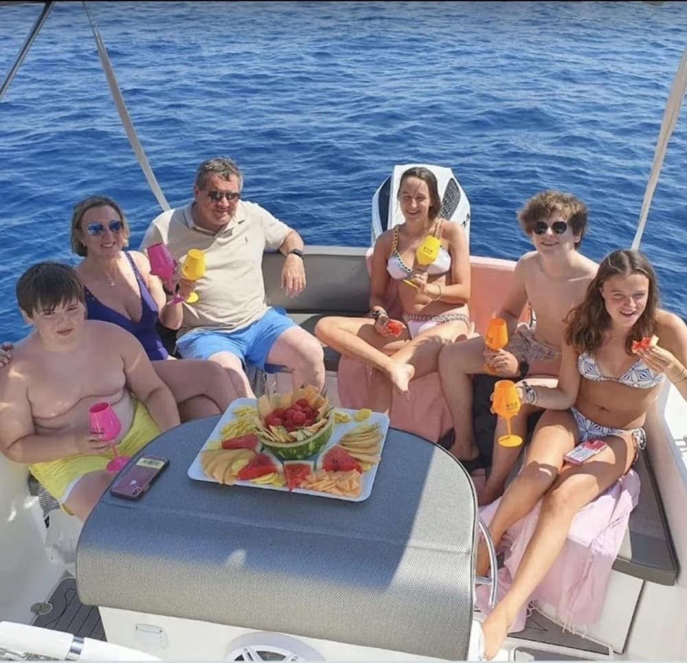 2/3/4/8 heures de soleil autour de Taormina à bord d'un hors-bord. Skipper et hôtesse inclus.