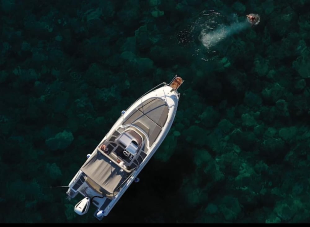 2/3/4/8 hours of sunshine around Taormina on a speedboat. Skipper and hostess included.
