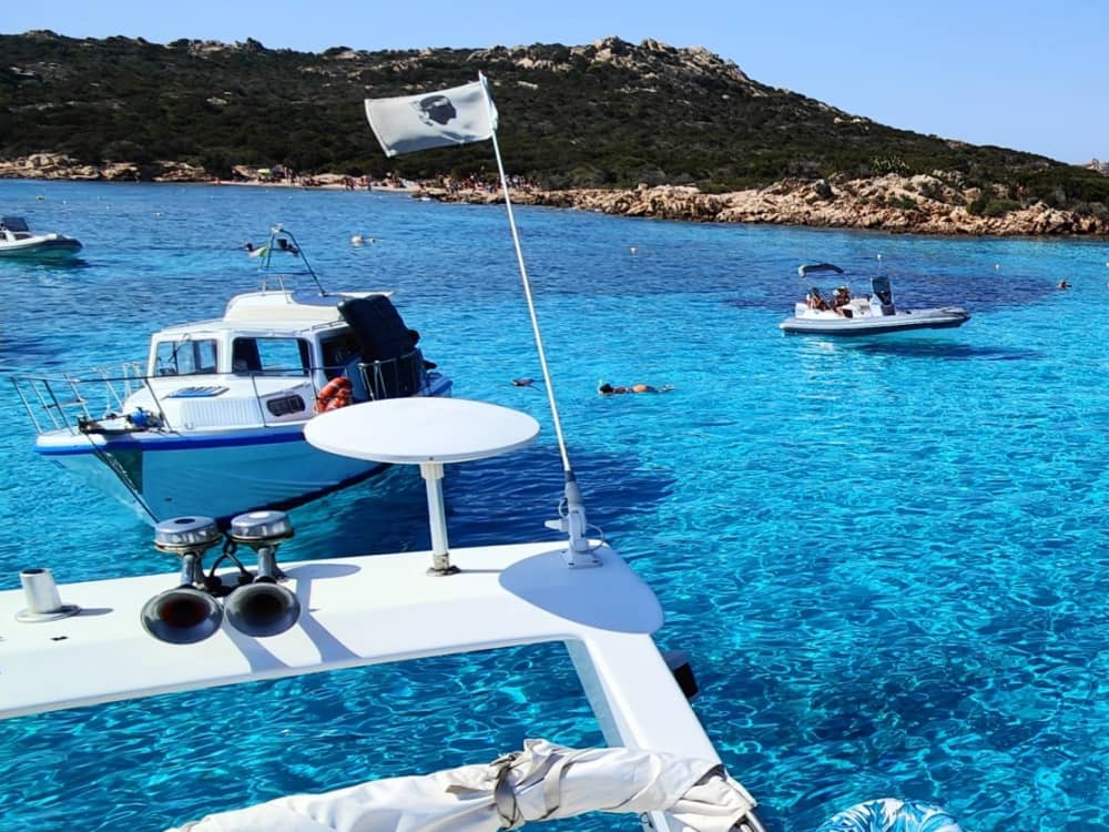 La Maddalena çevresinde yarım günlük büyülü bir turla gerçek İtalyan deneyimini yaşayın.